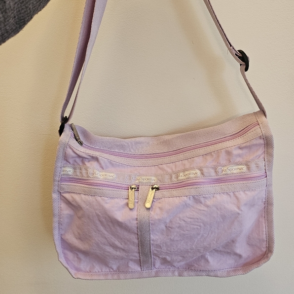 Lesportsac Handbags - LeSportsac Deluxe EVERYDAY BAG Lavender Light Purple Purse Shoulder Bag READ